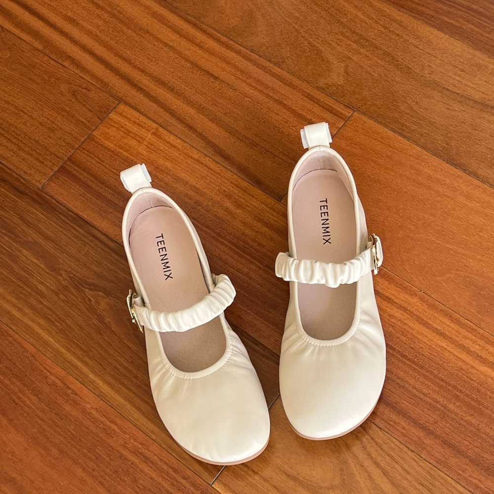 Almost new Lambskin Mary Jane, Ivory